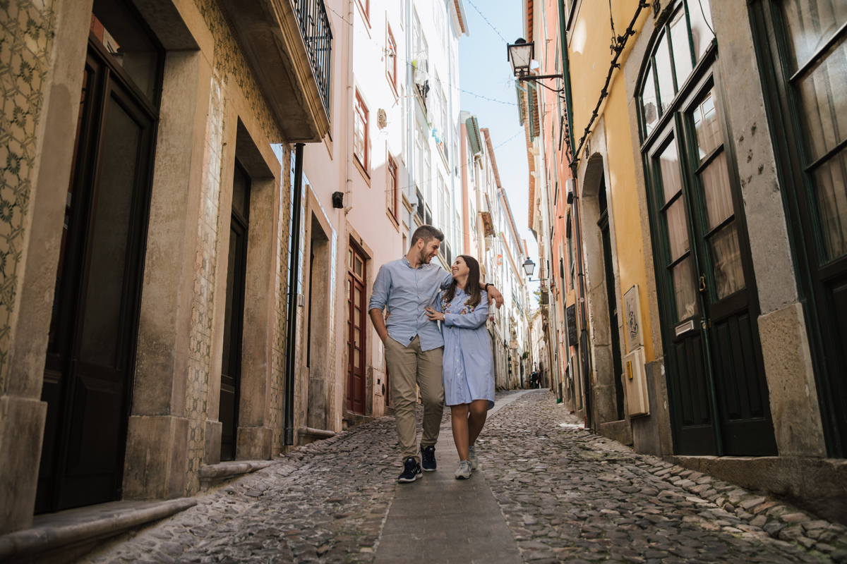 casal a passear pelas ruas de Coimbra 