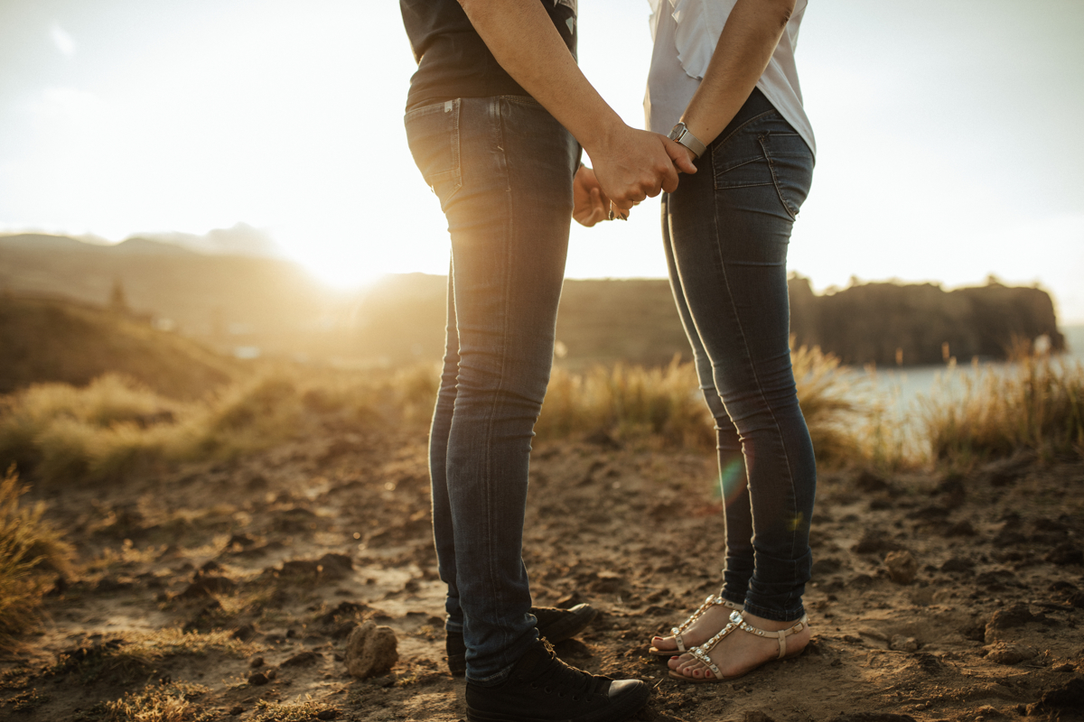 namorados de maos dadas na sessão nos açores