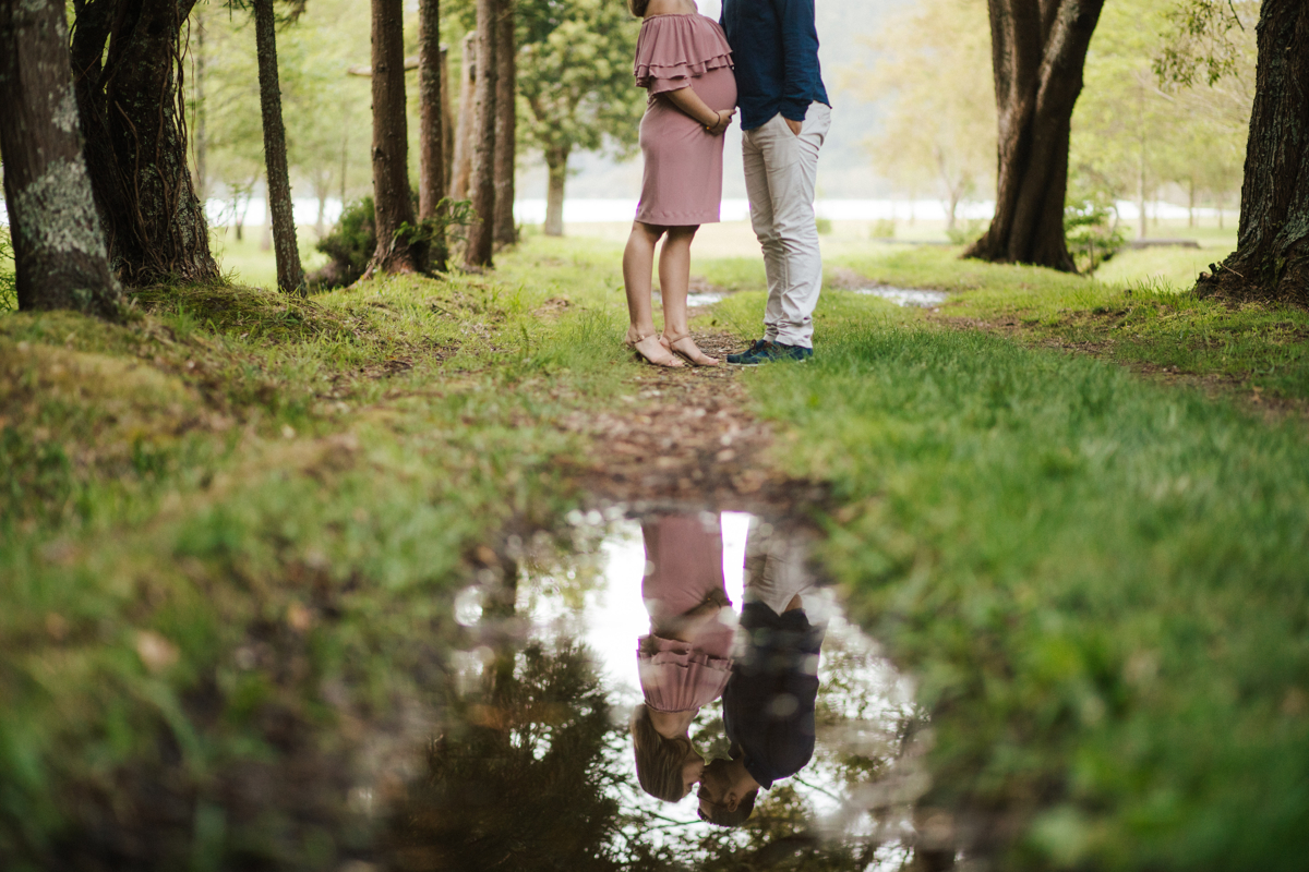 reflexo do casal em sessão de gravidez