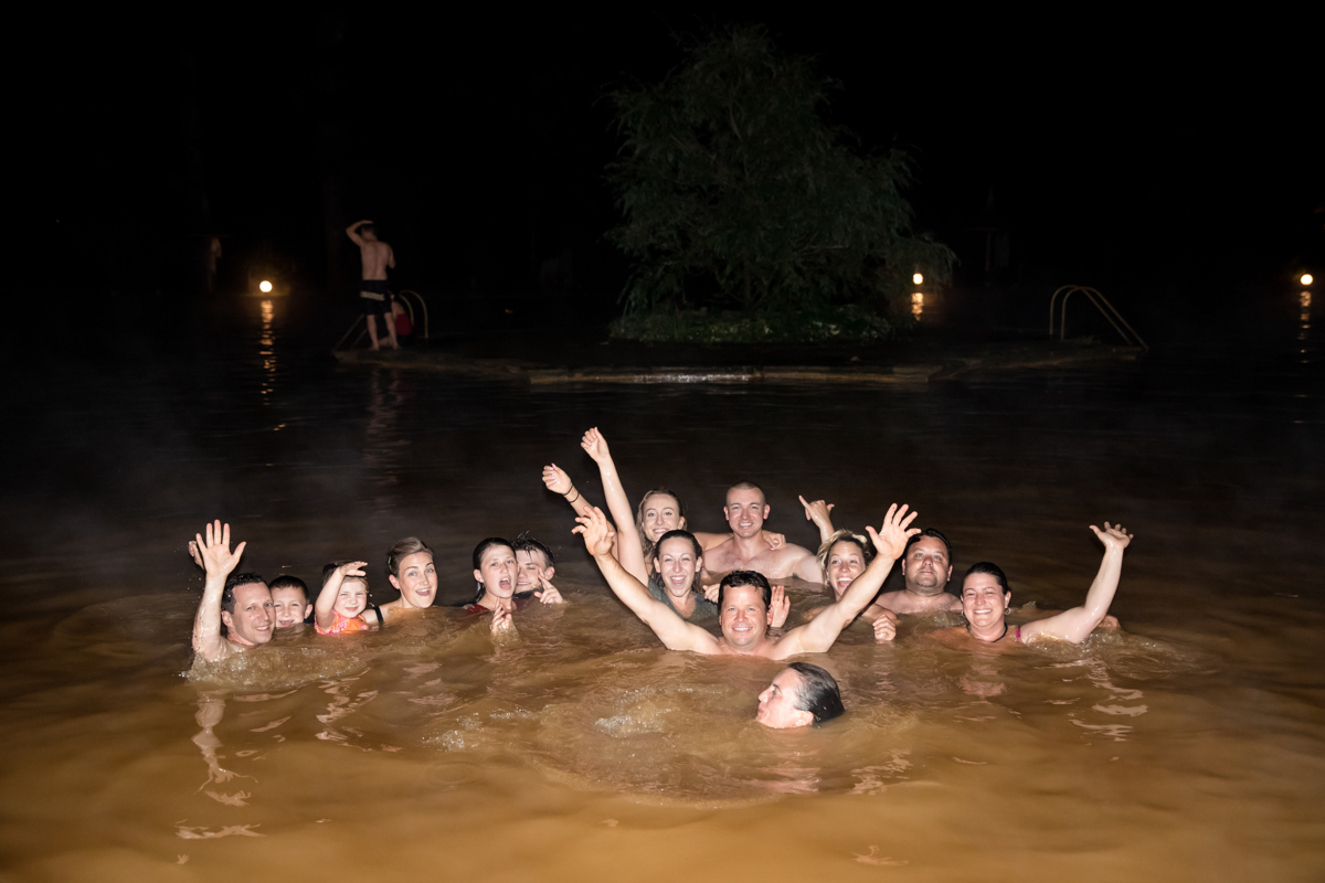 festa no mergulham no tanque termal do parque terra nostra 