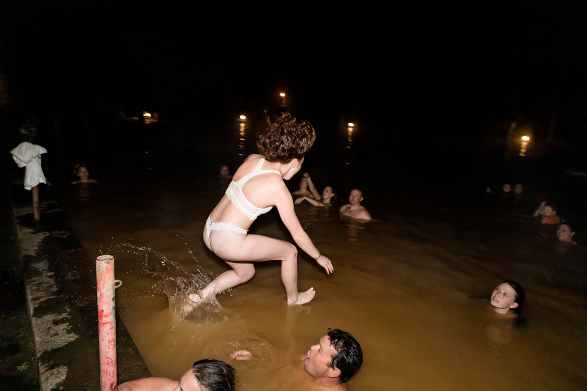 convidados tomando banho à noite no tanque termal do parque terra nostra 