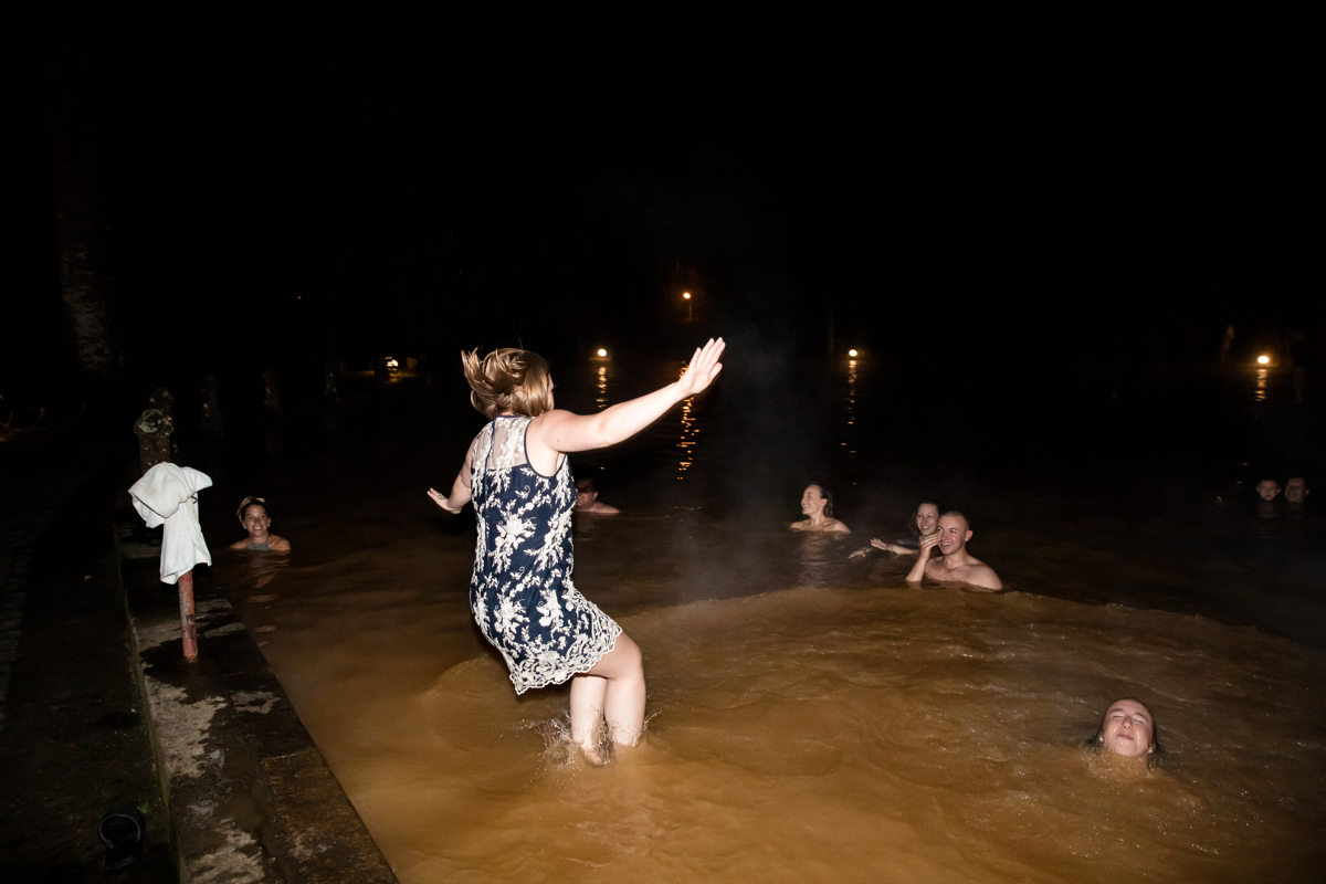  mergulhando à noite no tanque termal do parque terra nostra 