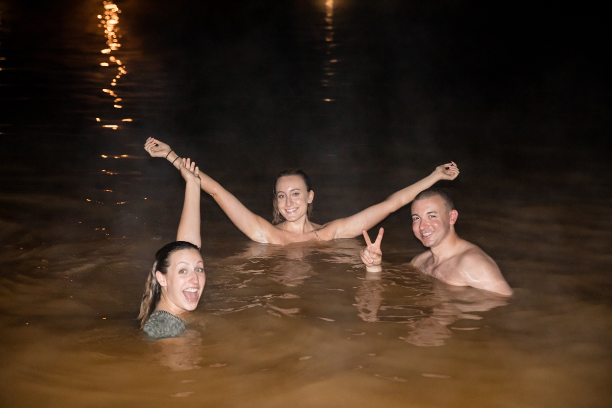 tomando banho à noite no tanque termal do parque terra nostra 
