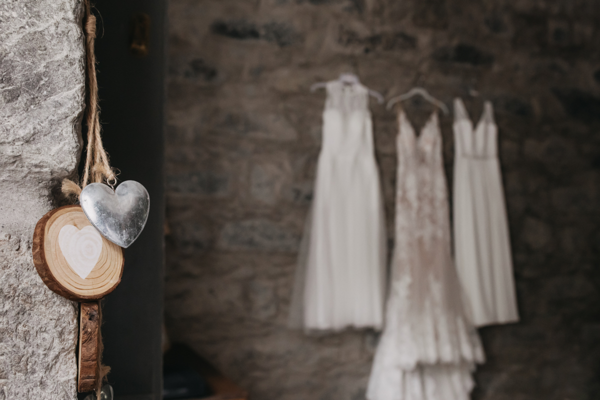 noiva e damas em casa rústica nas furnas 