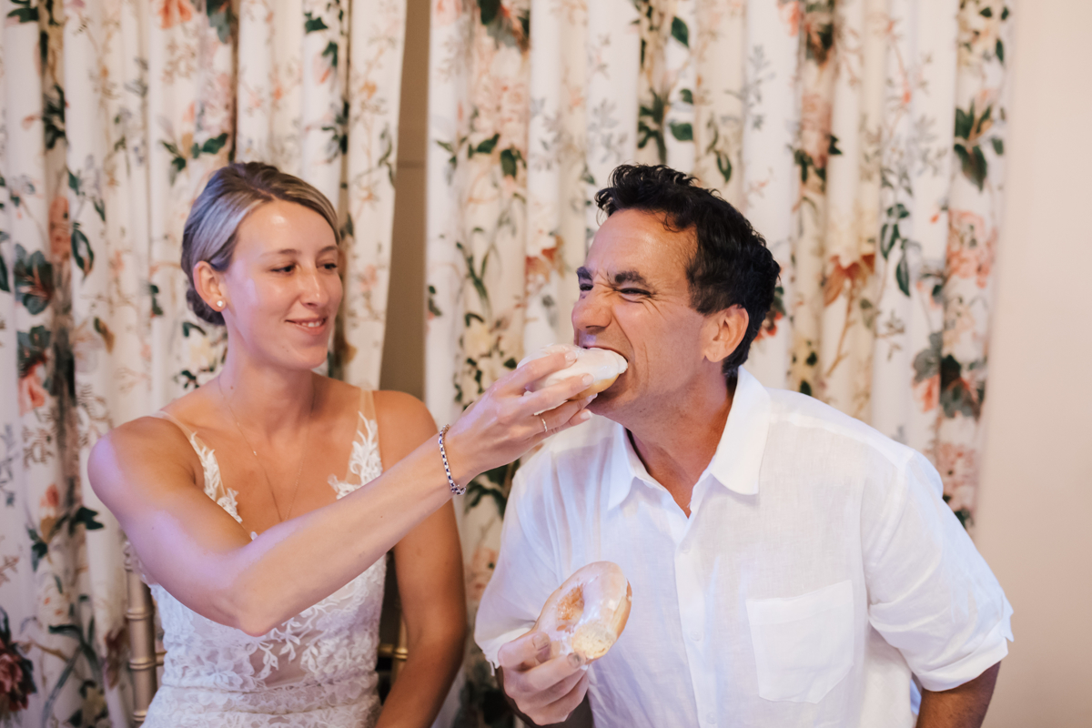 noivo provando o bolo de donuts 
