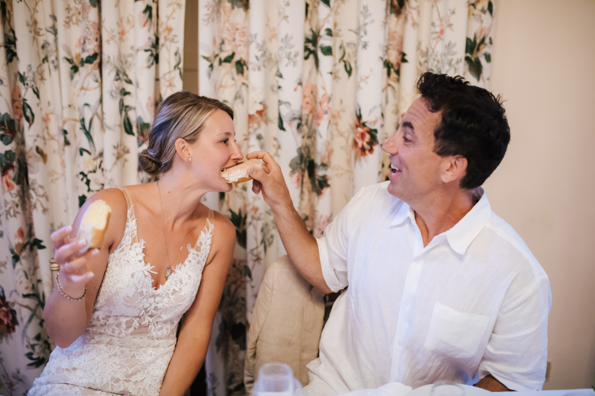 noiva provando o bolo de donuts 