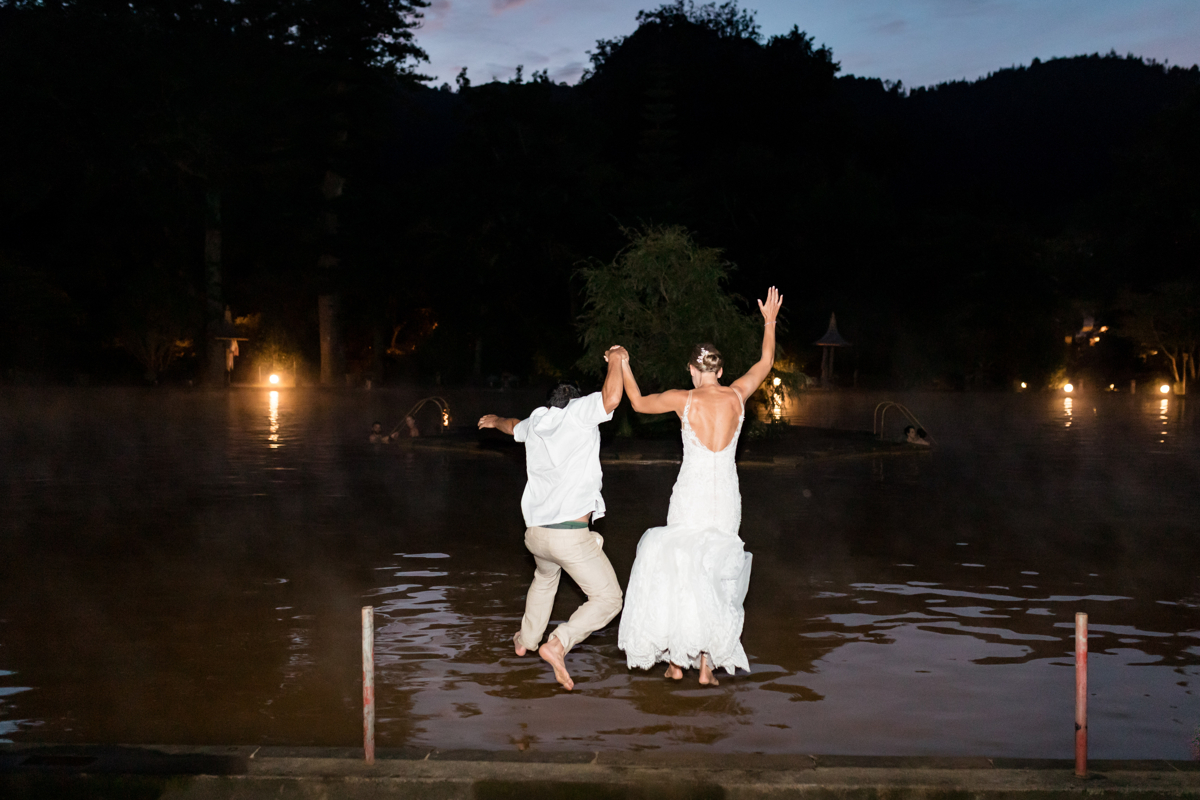 noivos mergulham no tanque termal do parque terra nostra 