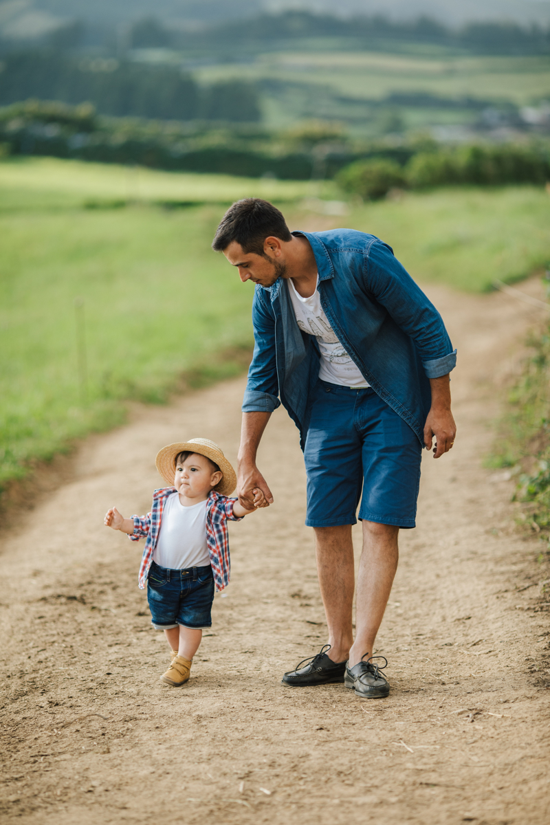 passeando com o pai nos pastos 