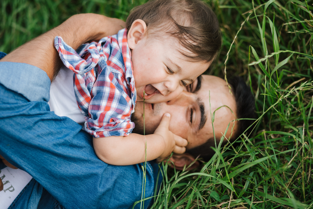 bgrincando com o pai na relva açores