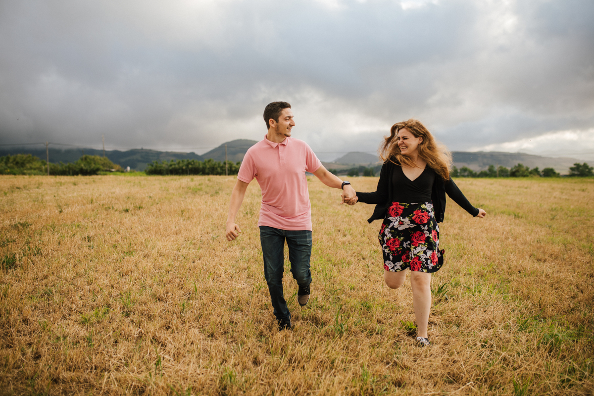 casal correndo nos pastos dos açores 