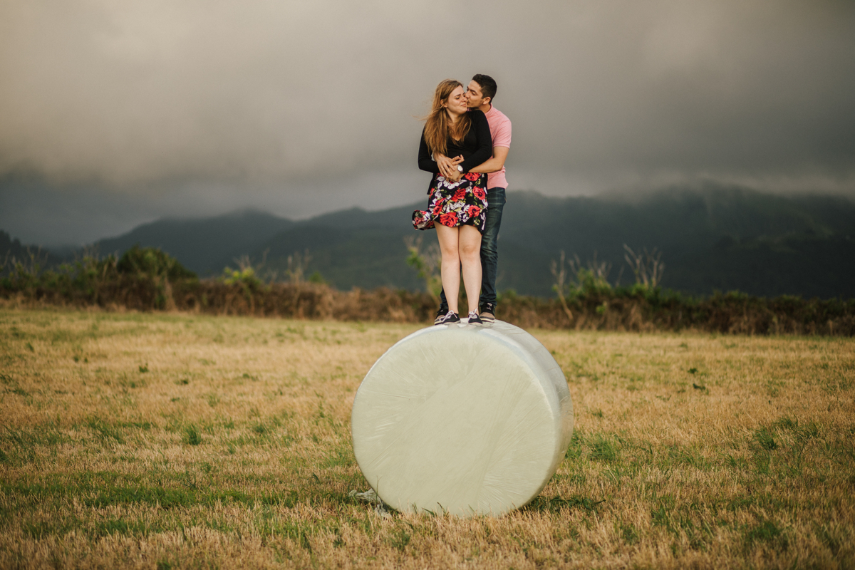 abraçando com amor na nossa sessão de namoro em são miguel açores