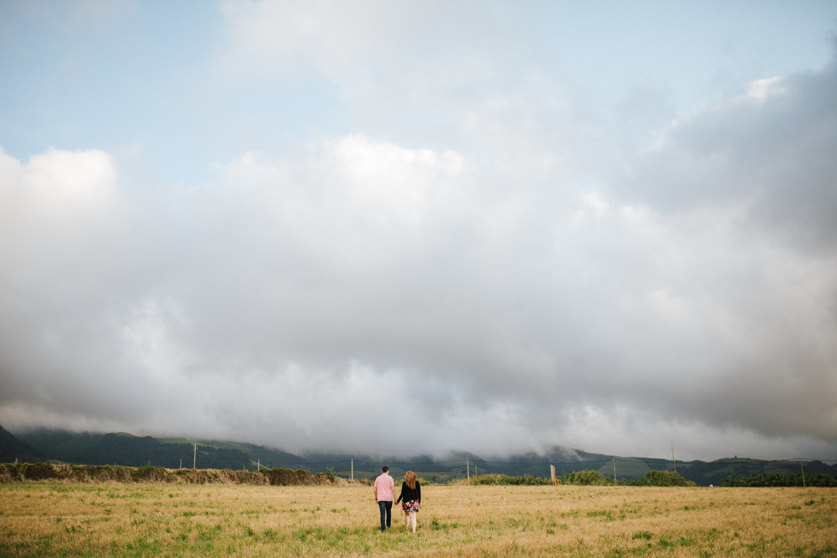 passeando com amor na nossa sessão de namoro nos pastos em são miguel açores 
