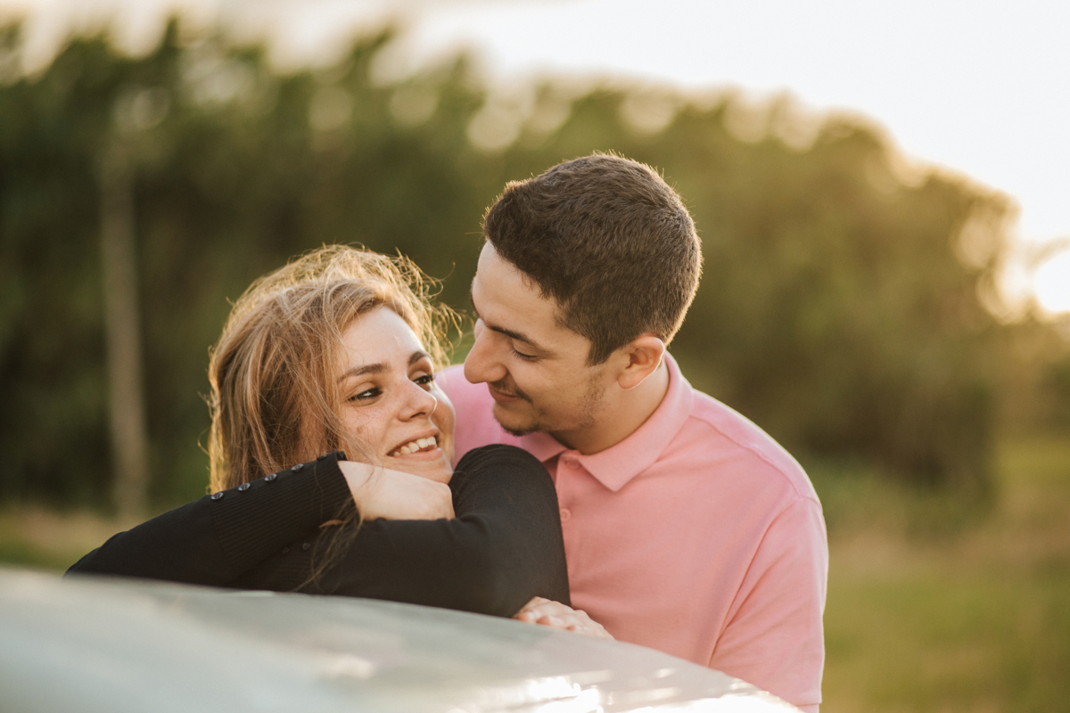 olhar de felicidade na sessão fotográfica de namoro