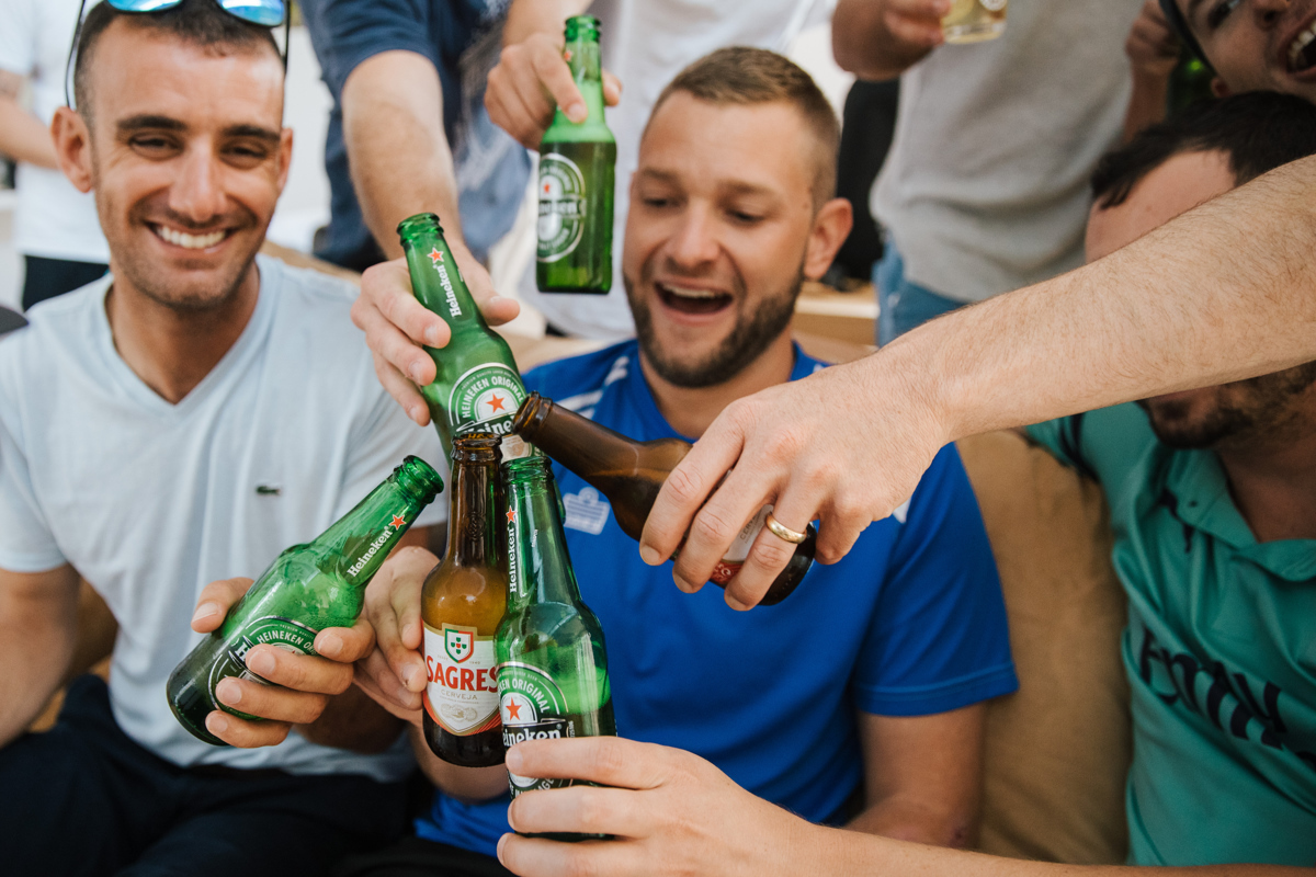 brinde com amigos no casamento 