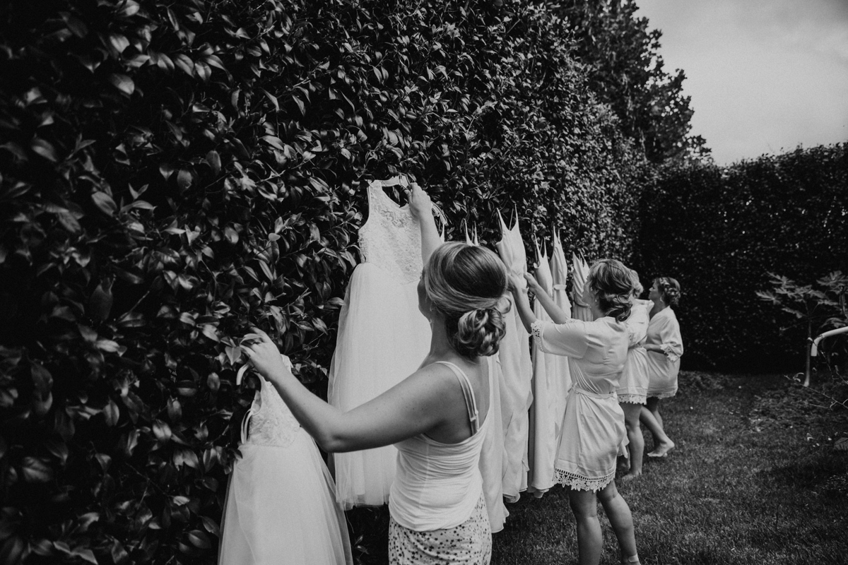 amigas da noivas pegam nos vestidos