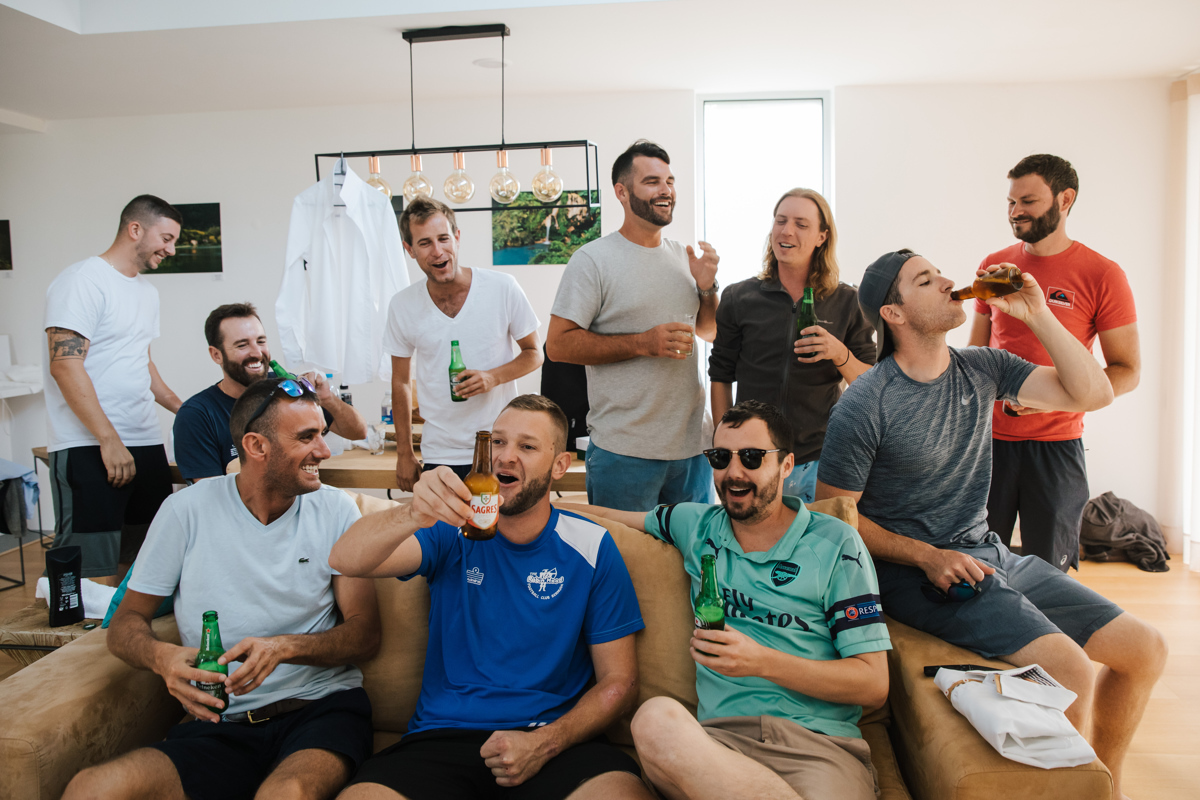 festa com amigos nos casamento dos açores