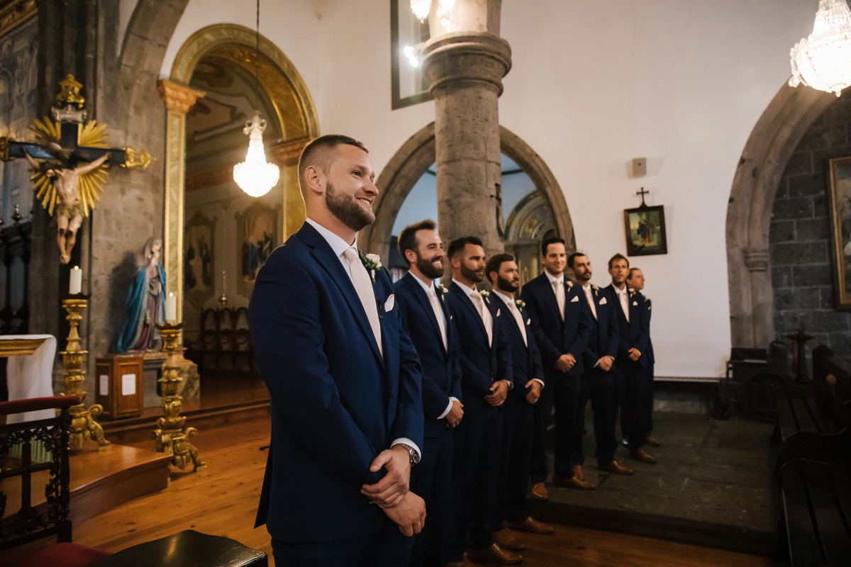 noivo à espera da noiva na igreja da vila franca do campo