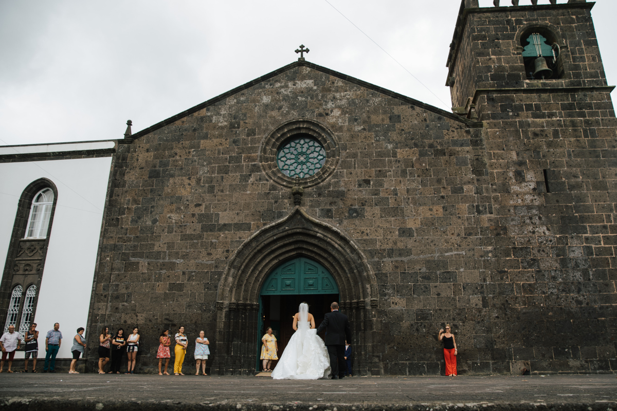 noiva a entrar com o pai na igreja da vila franca azores