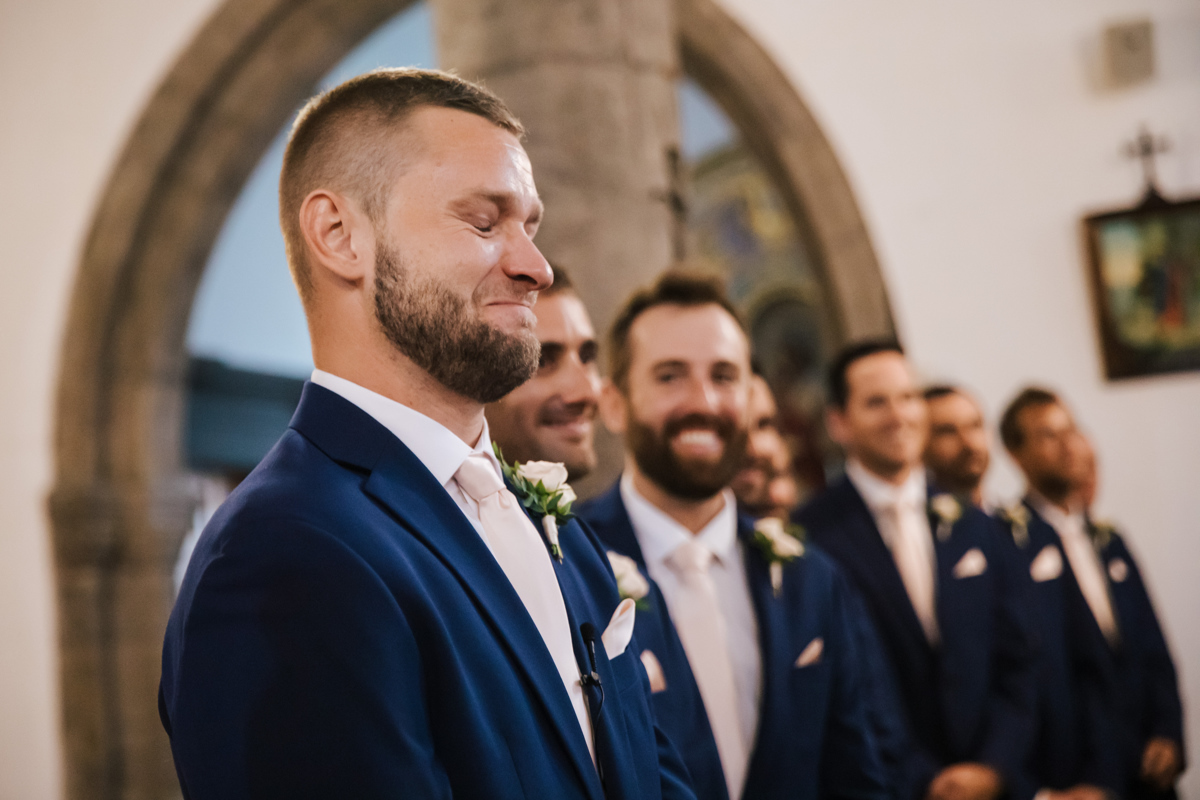 noivo a chorar com emoção na chegada da noiva à igreja 