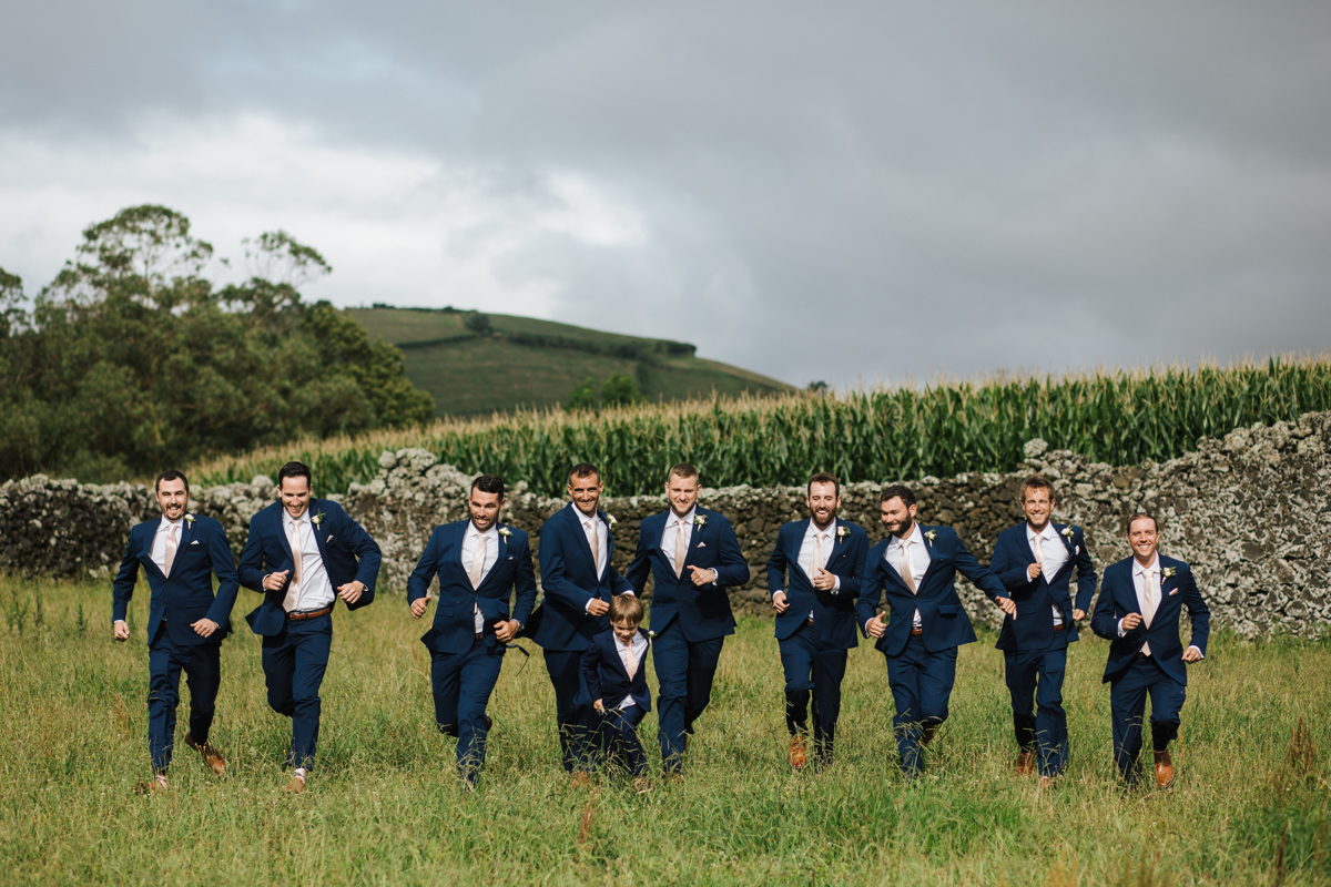 corrida de rapazes no casamento - fotografia de casamento nos açores 