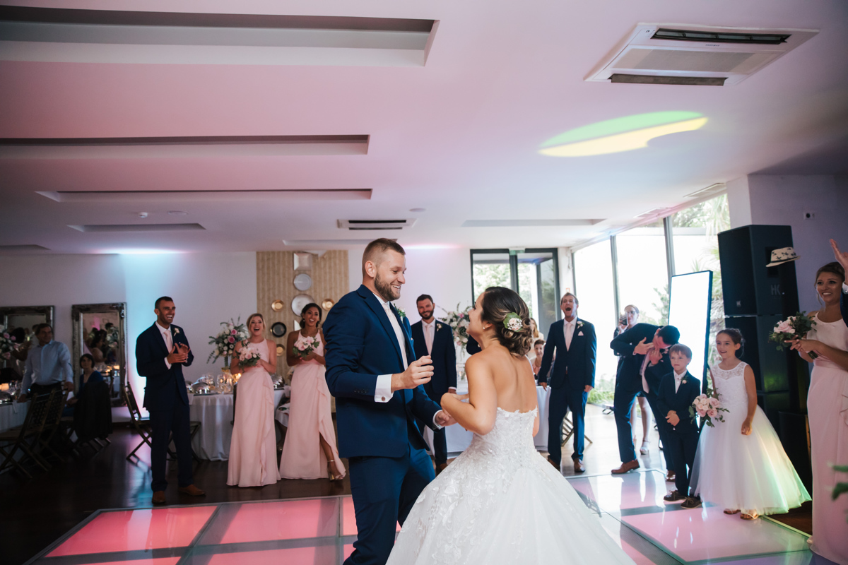 dançando com os noivos na sua entrada 