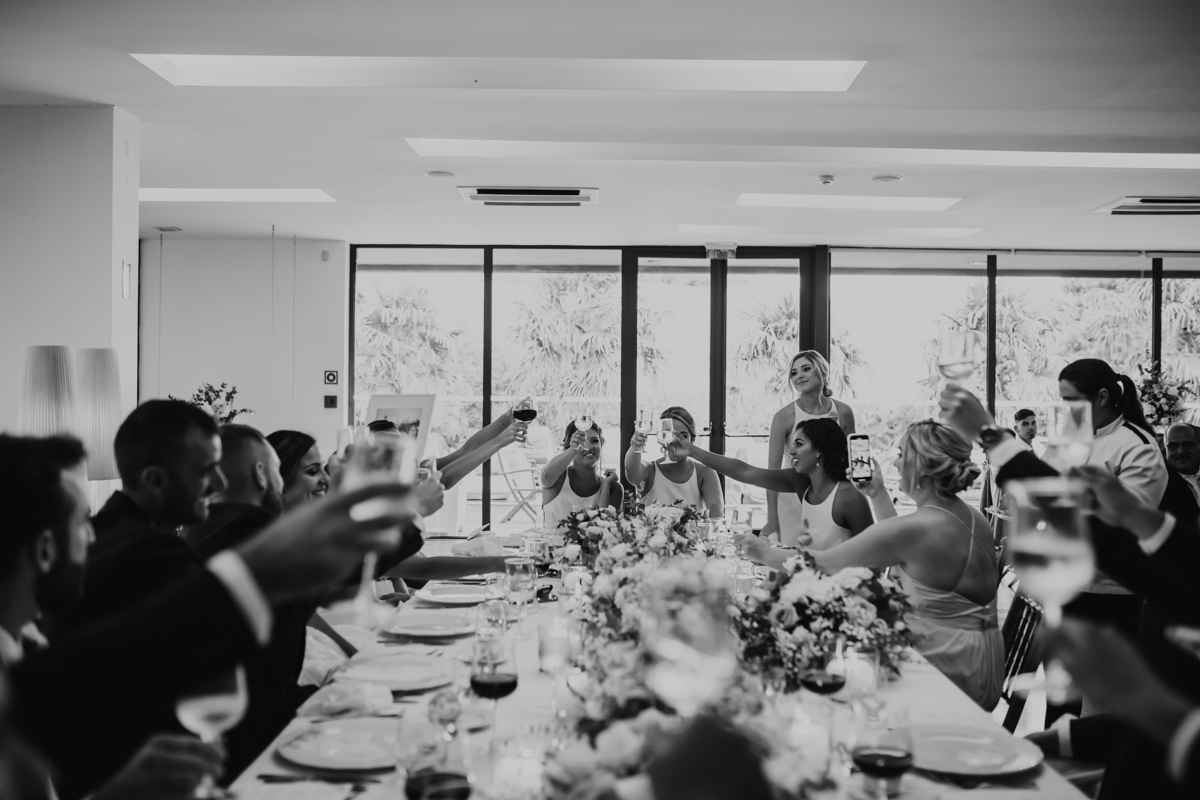 brinde entre amigos no casamento dos açores