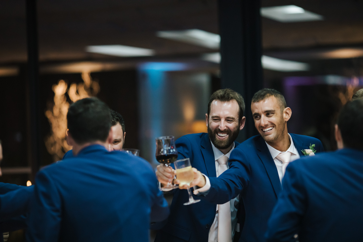 amigos brindando no casamento 