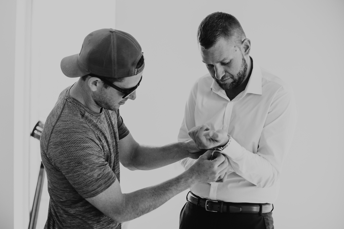 amigo a ajudar ao noivo na sua preparação 