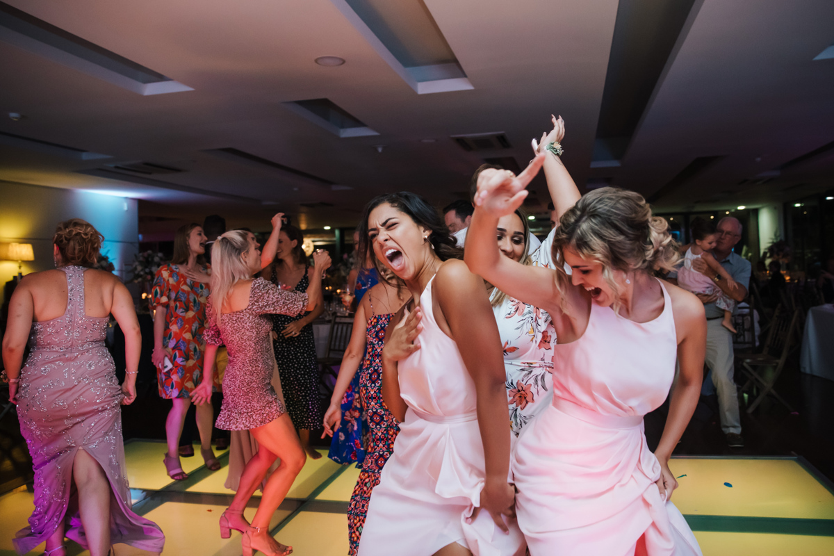 amigas da noiva em alta na festa de casamento 