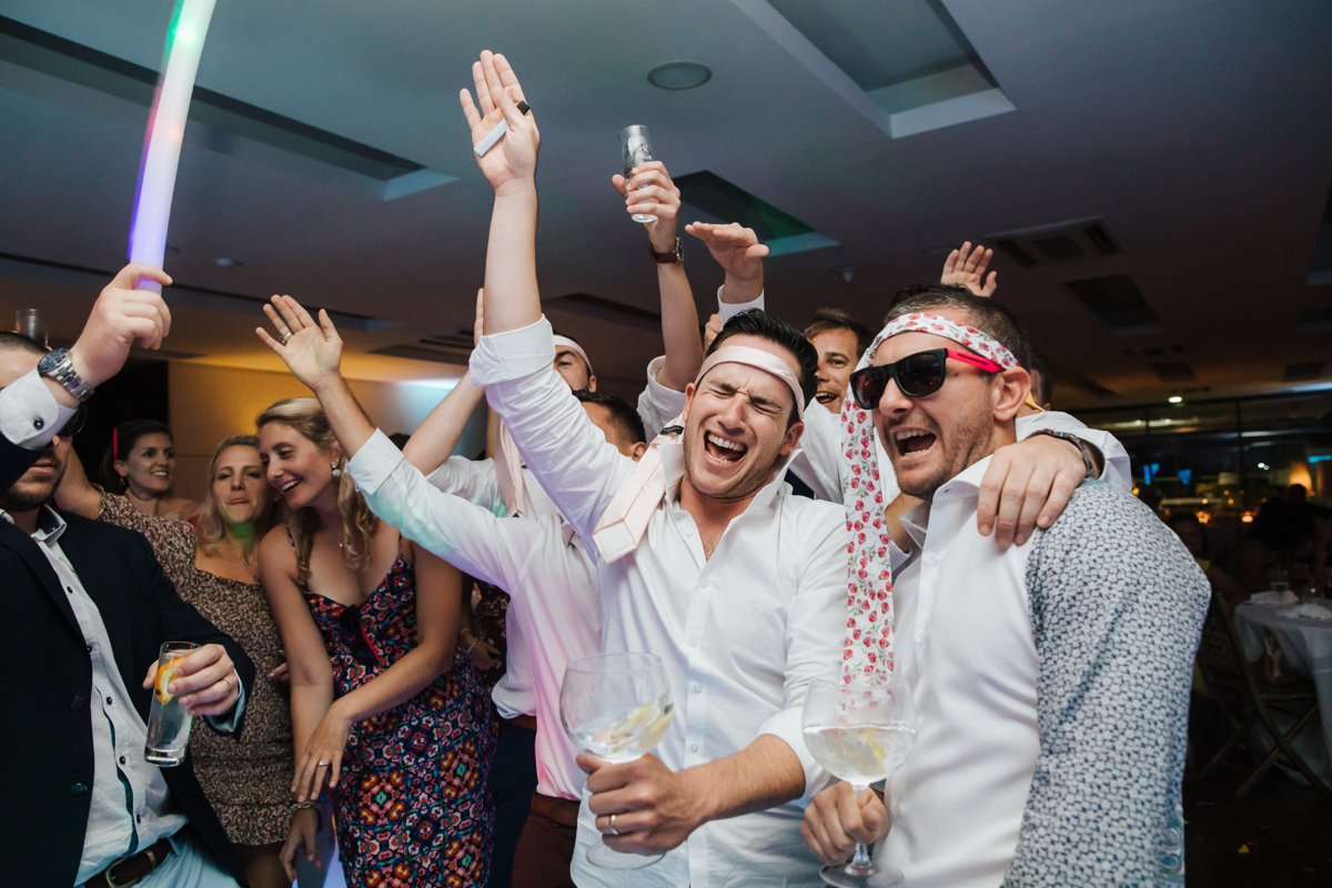amigos no calor da noite a celebrar o casamento 