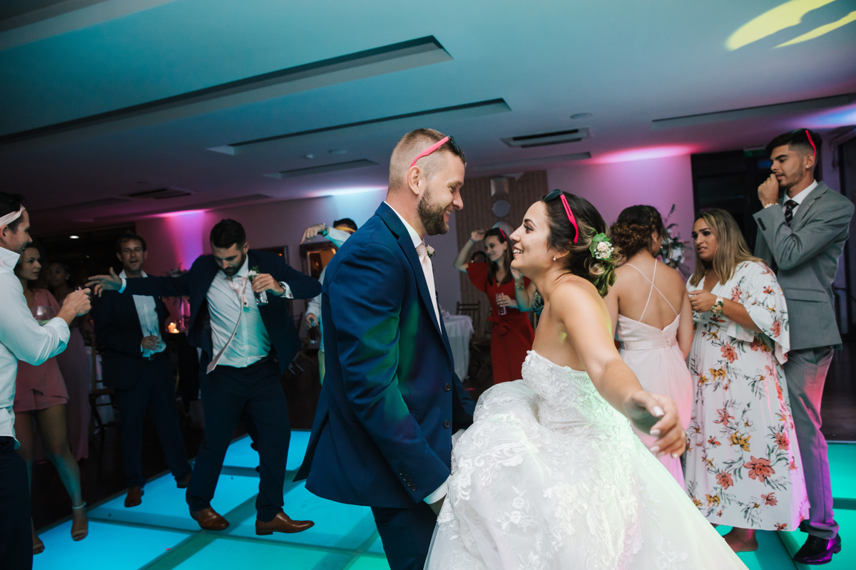 noivos dançando em casamento divertido 