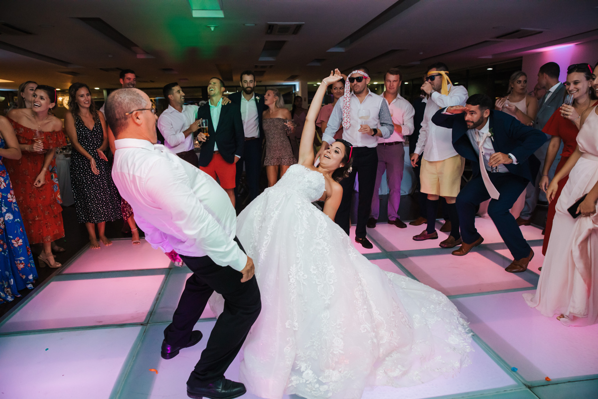 a noiva a dançar com o pai 