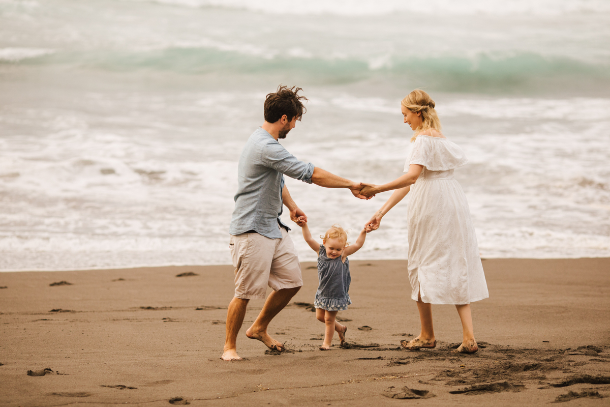 brincando com os pais na praia