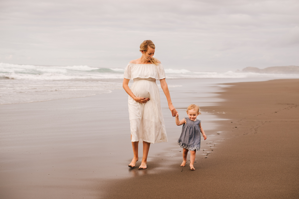 mãe gravida a passear filha