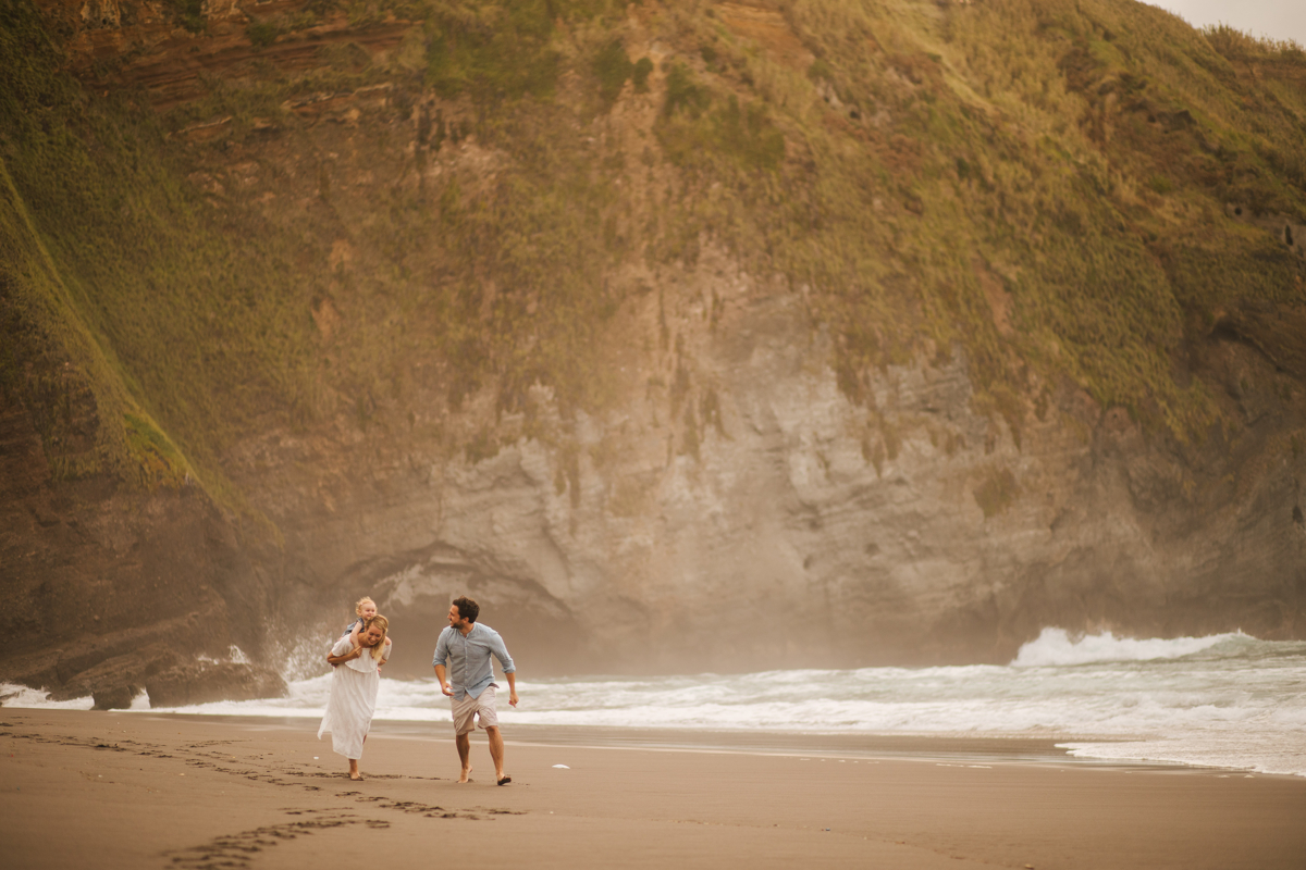 correndo na praia em família 