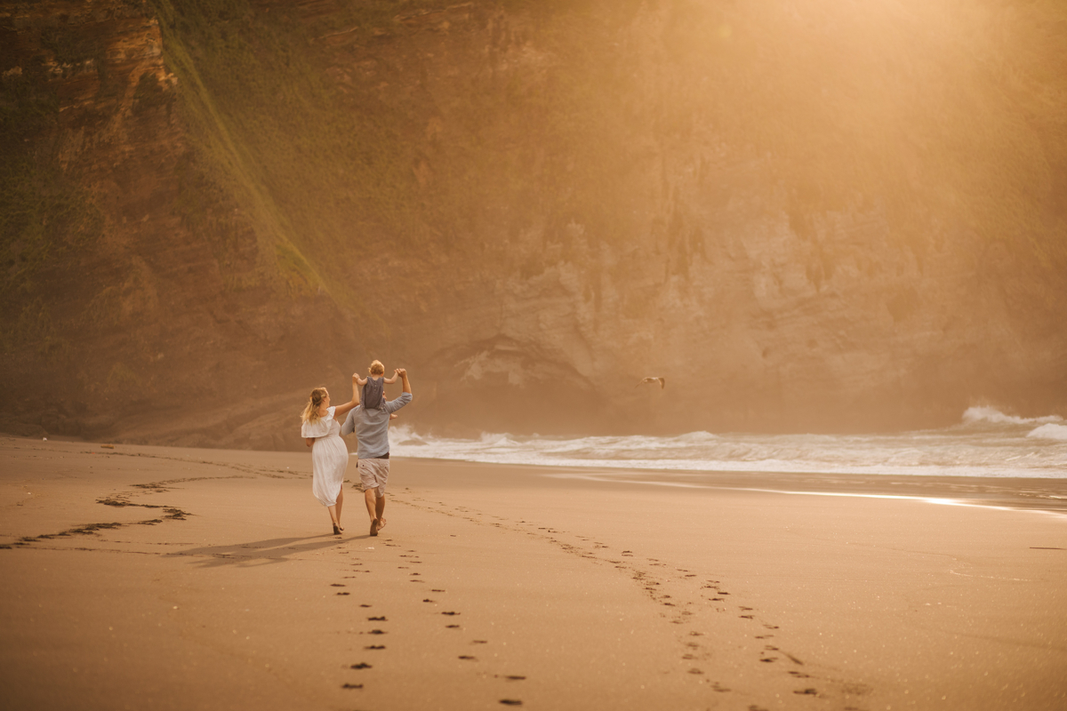 caminhando na praia em família 