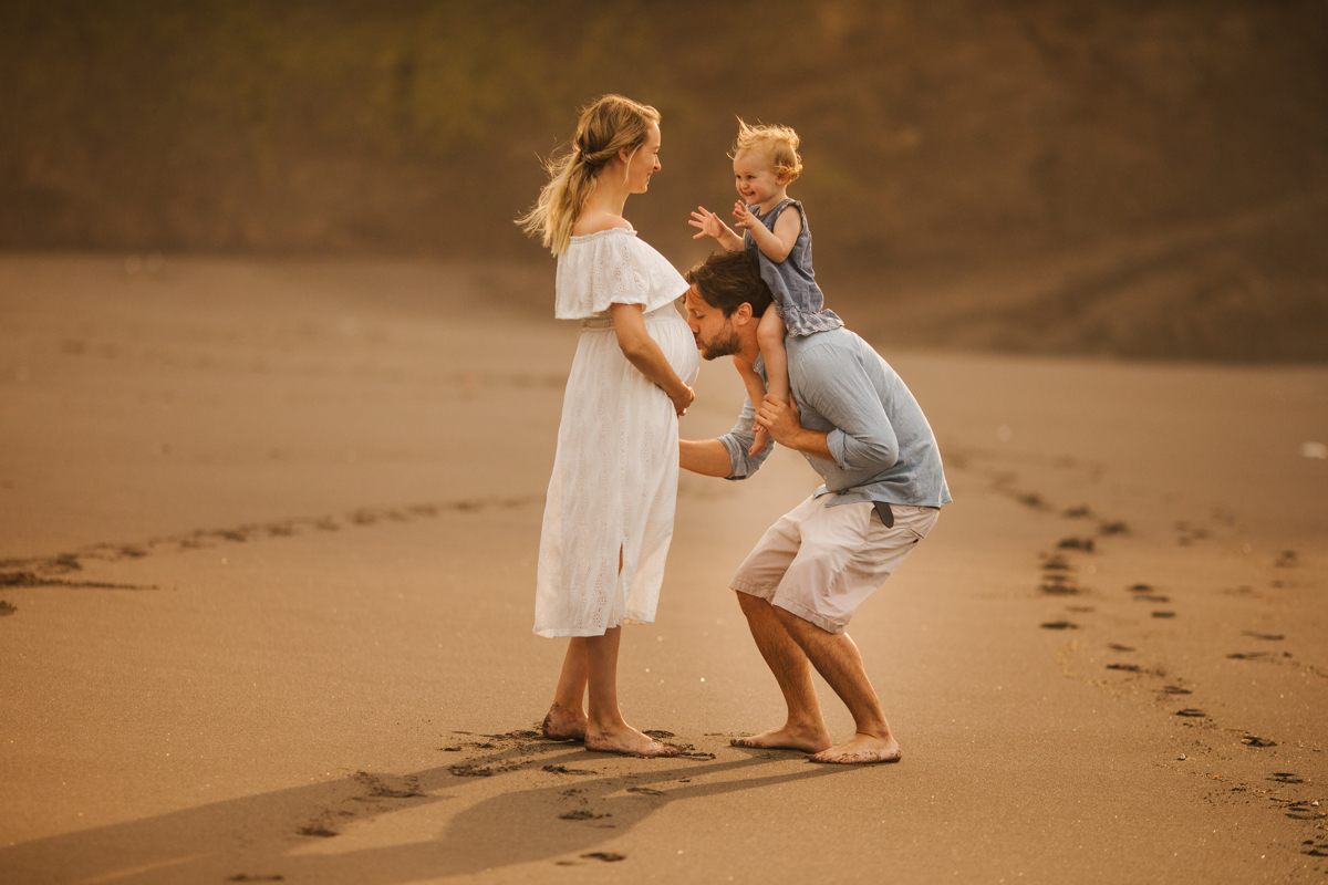 beijando a grávida com felicidade