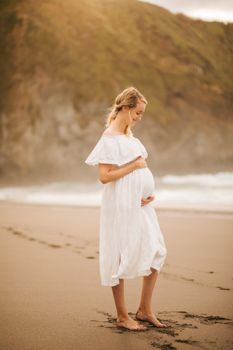 sentindo a barriga de grávida
