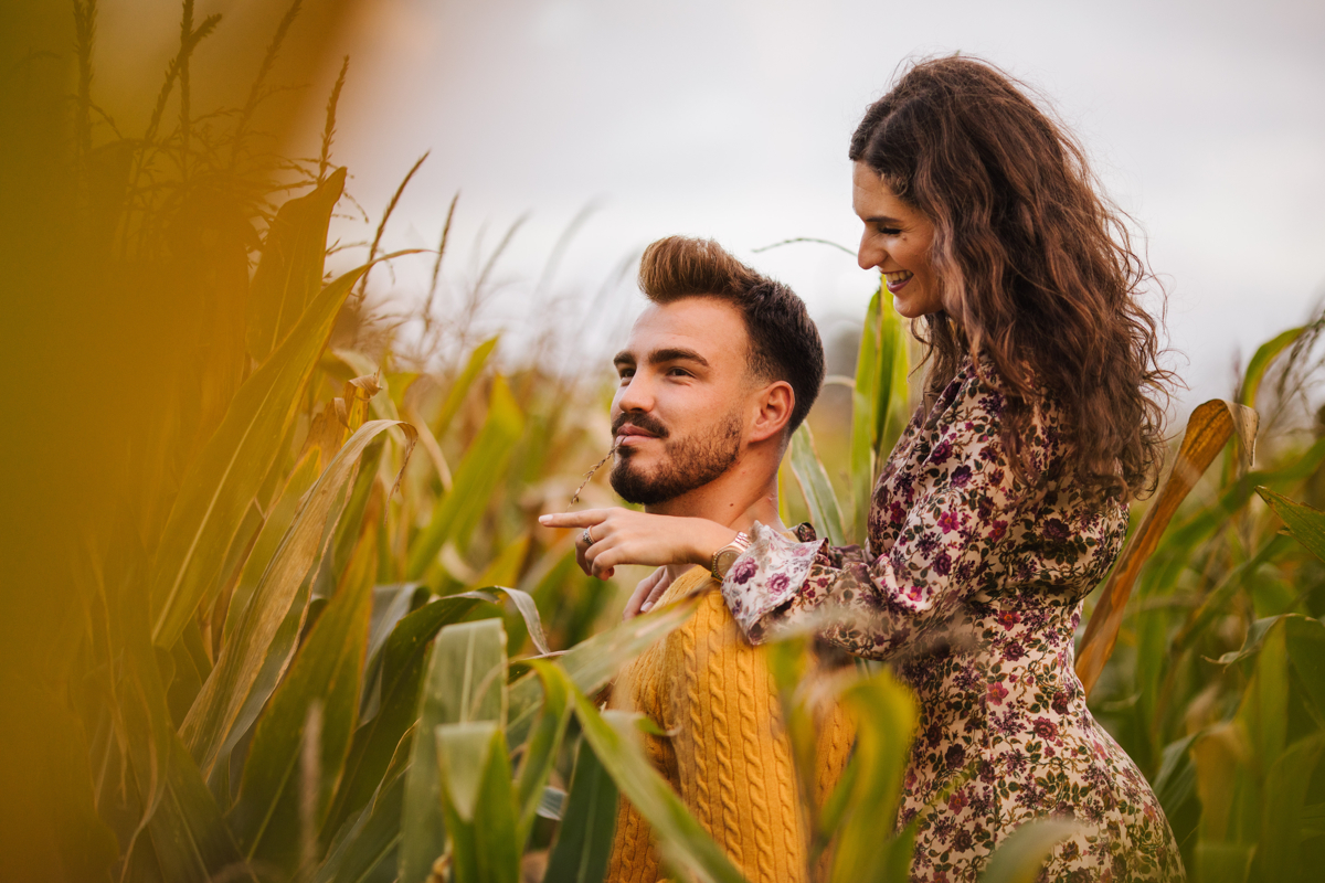 brincando no campo de milho