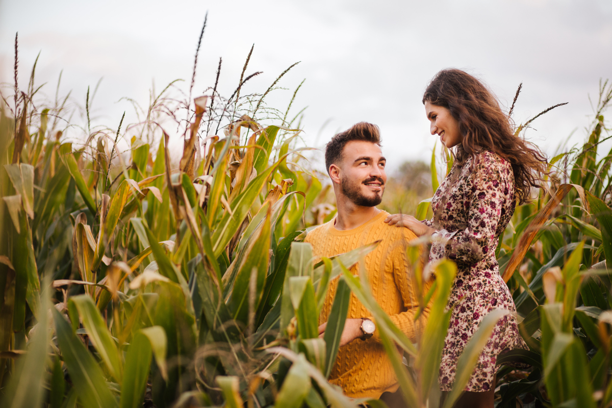casal de namorados no milho