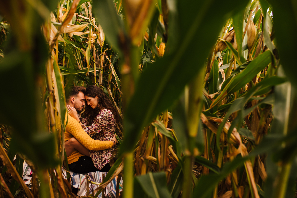 namorando na manta e no milho no chão