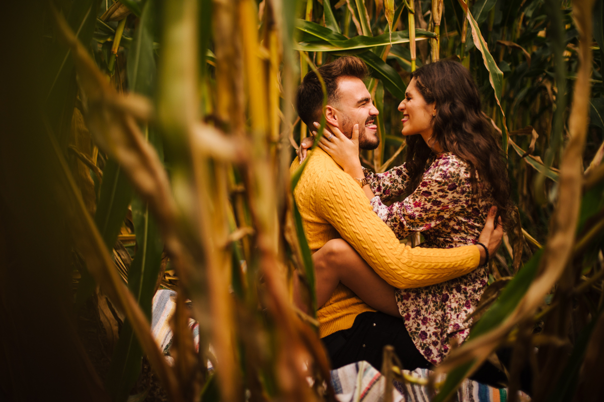 namorando na manta e no milho com brincadeira