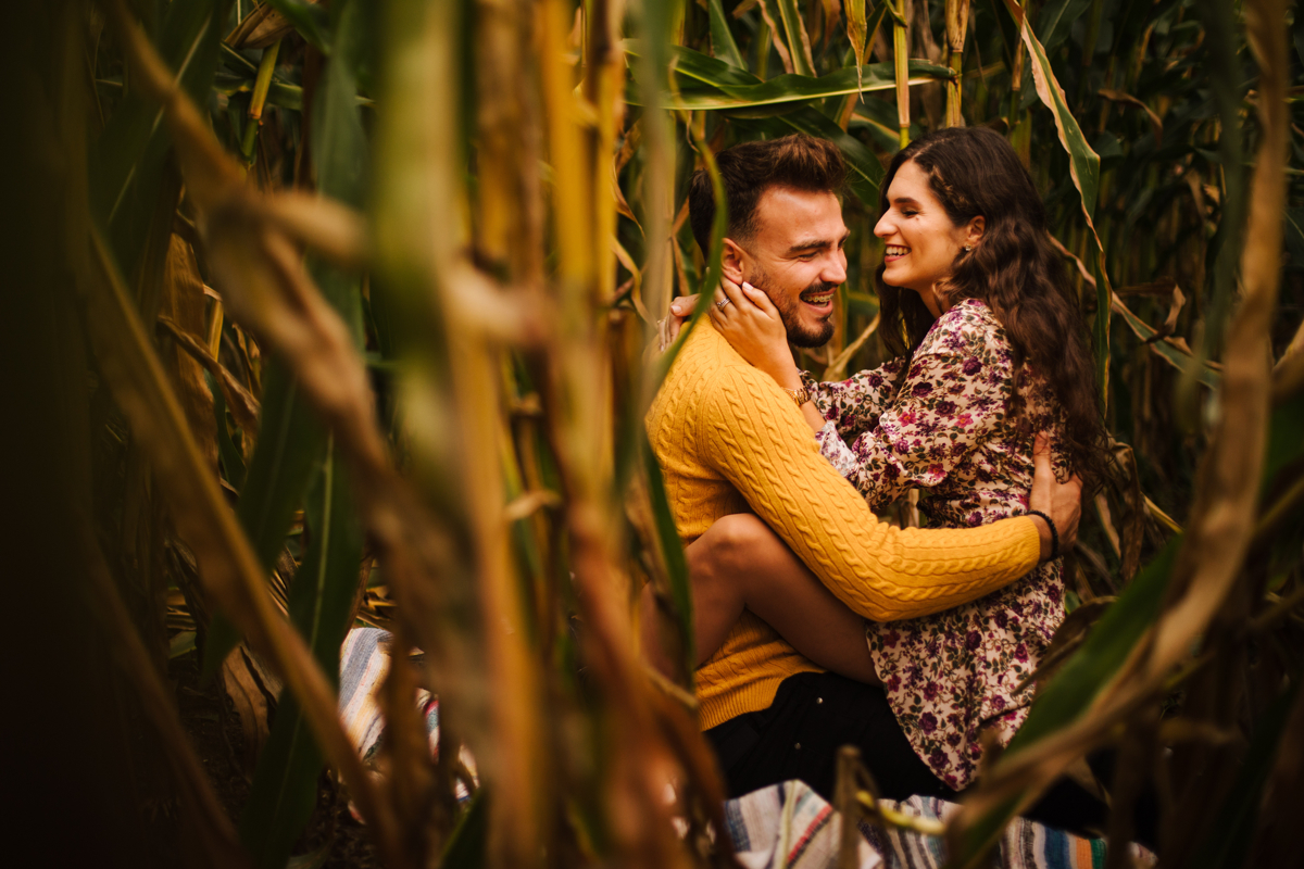 namorando na manta e no milho com sorriso