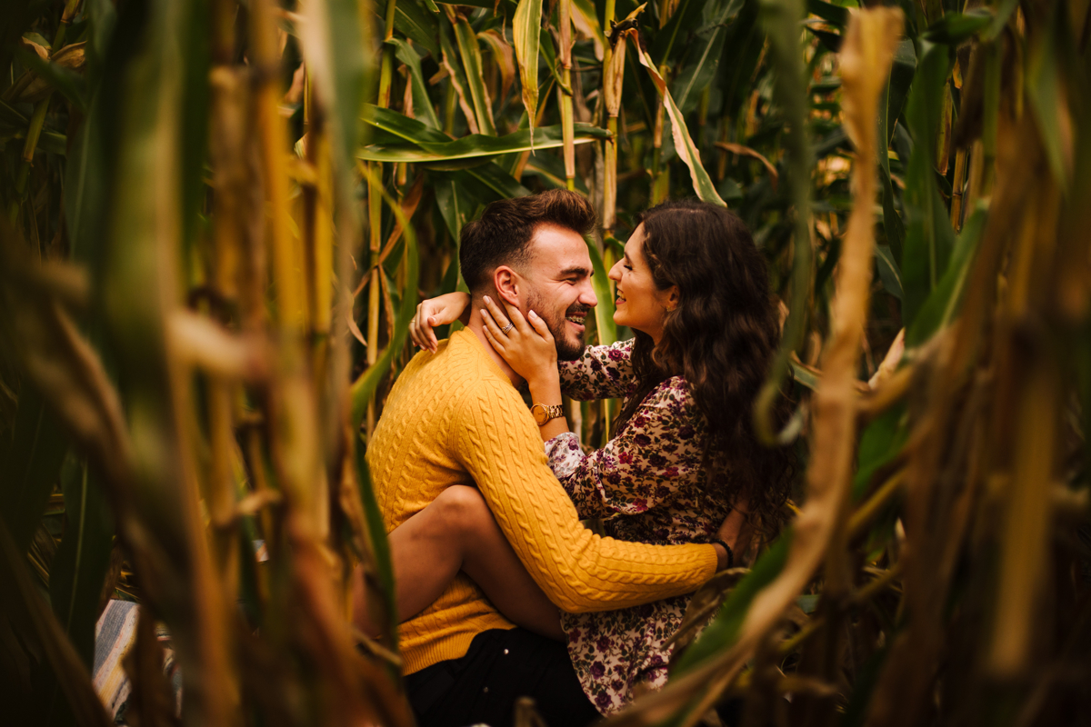 namorando na manta e no milho com sorrisos 